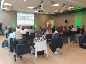 Annette Wiese-Krukowska talking about the Pearls project in front of a group of people