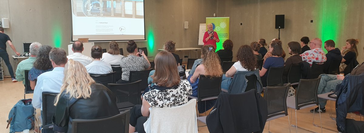 Annette Wiese-Krukowska talking about the Pearls project in front of a group of people