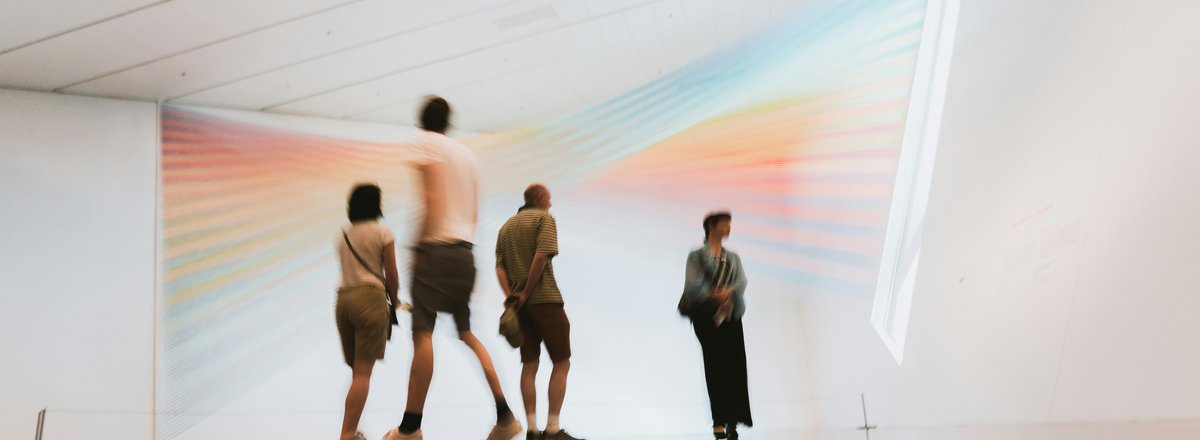 Museumsraum, 4 Menschen gehen in diesem Raum umher