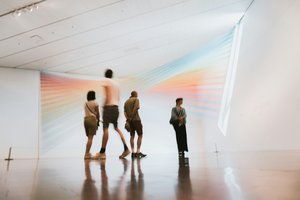 Museumsraum, 4 Menschen gehen in diesem Raum umher