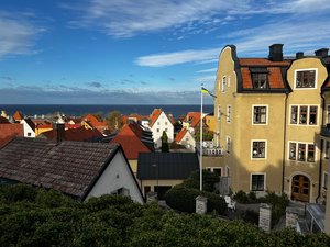 Decorative image: Visby and the Baltic Sea with a Ukrainian flag in the wind