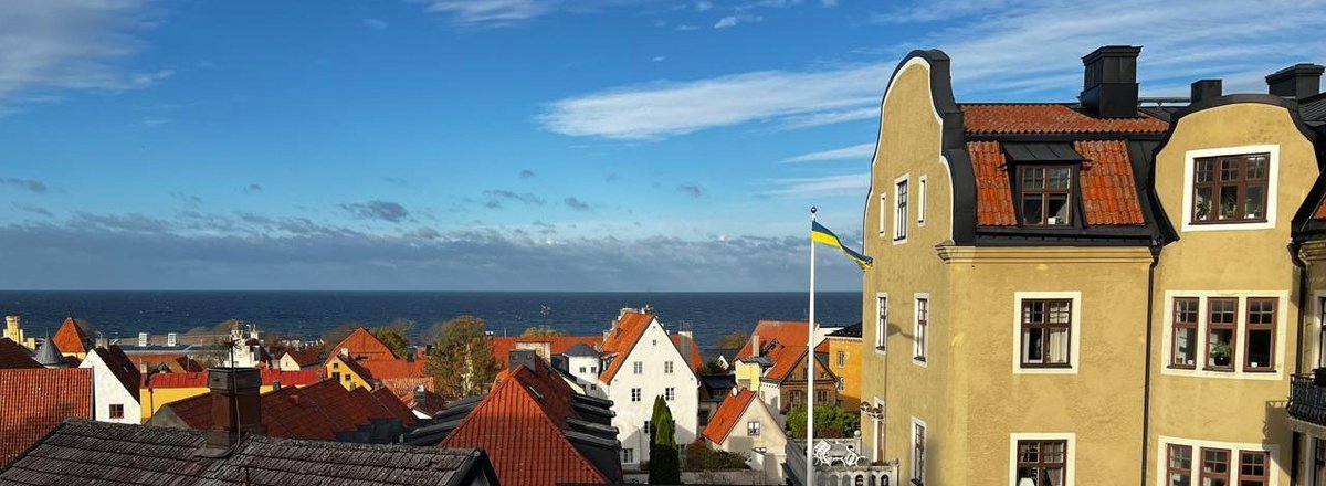 Decorative image: Visby and the Baltic Sea with a Ukrainian flag in the wind